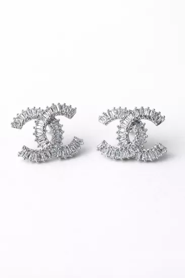 Beyaz Altın Görünümlü Taşlı CC Küpe | Lüks ve Işıltılı Tasarım – SO GOOD